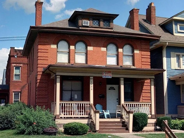 1638 Summit St — Photo 2