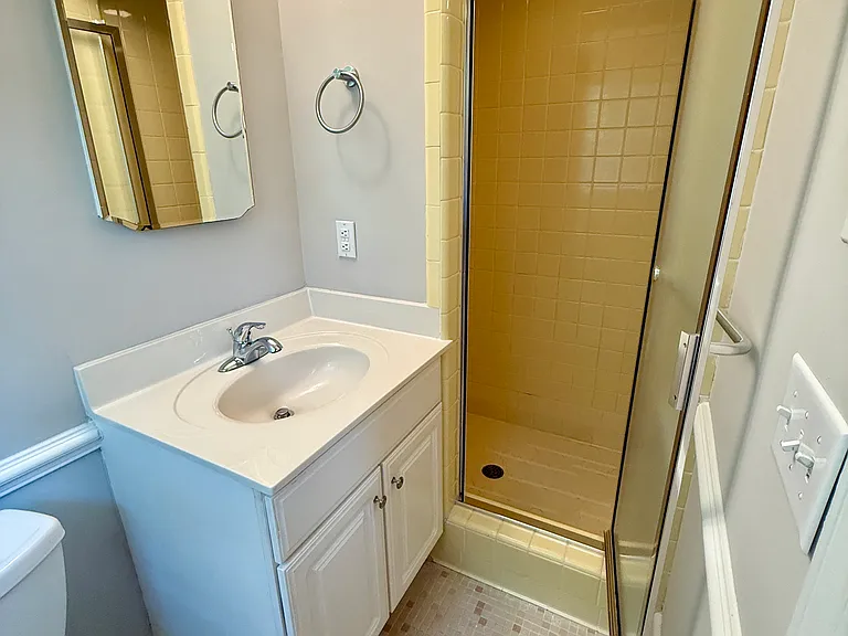 Primary En-suite Bathroom (View 2)