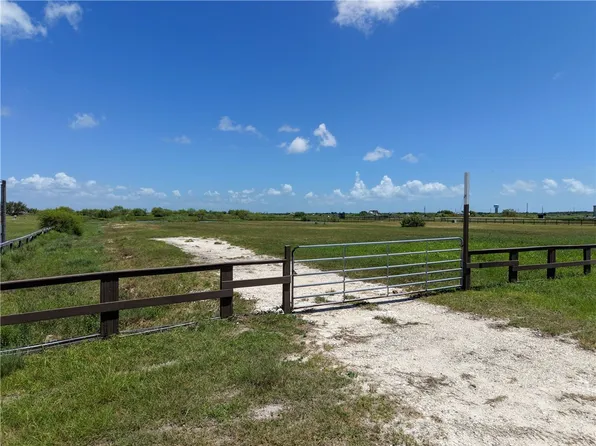 317 Cape Velero Dr, Rockport, TX 78382