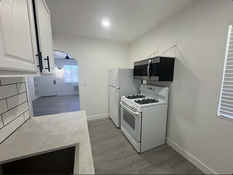 2231 N Palm Canyon Dr #5 — Photo 6