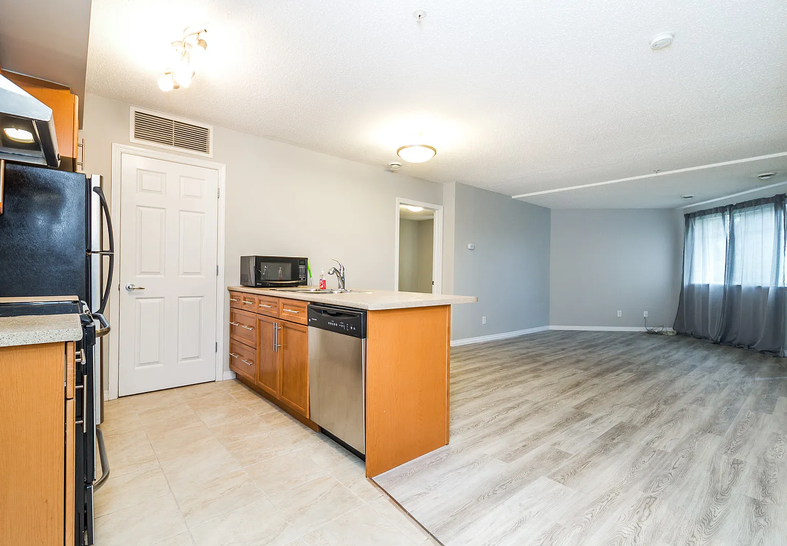 (PN 972) Stunning 2-Bedroom Condo with New Upgrades & Underground Parking — Photo 3