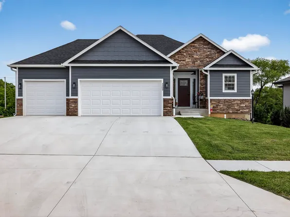 3209 SE Blazing Star Dr, Topeka, KS 66609