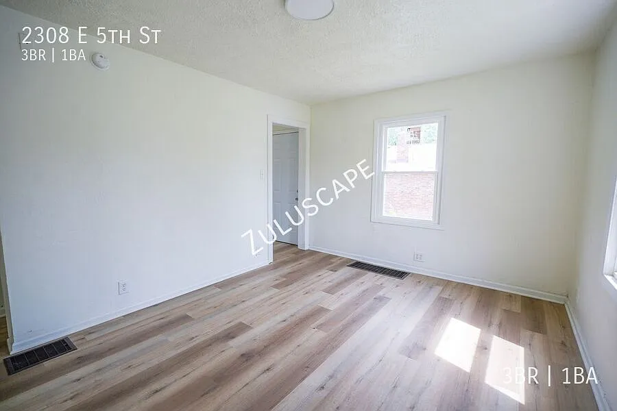 1/2 Off Quiet 3 Bed 1 Bath! — Photo 2