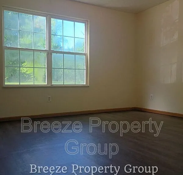 546 Breaden St — Photo 5