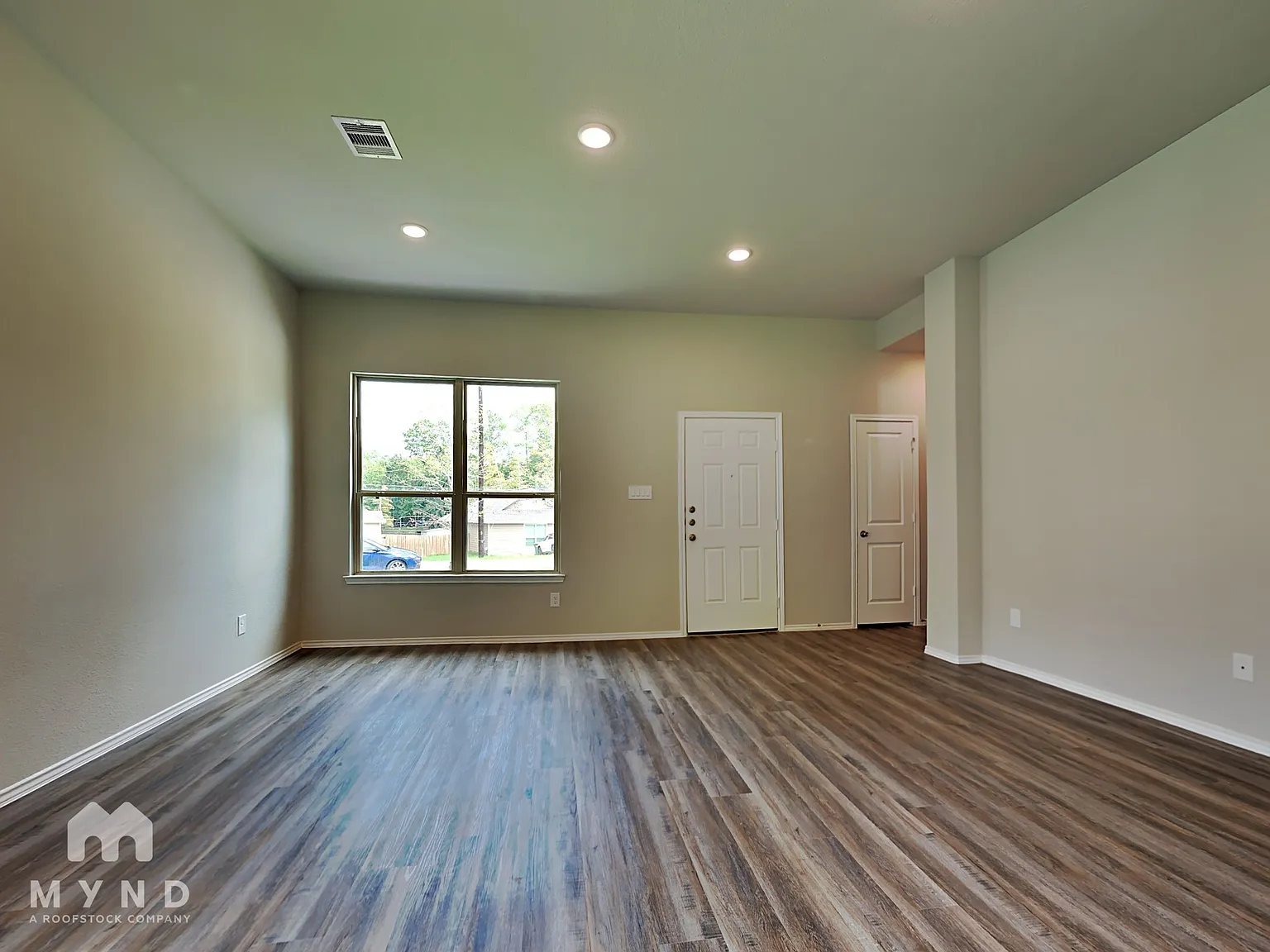 4 bed, 2.5 bath, 1820 sqft, $1,815 — Photo 3