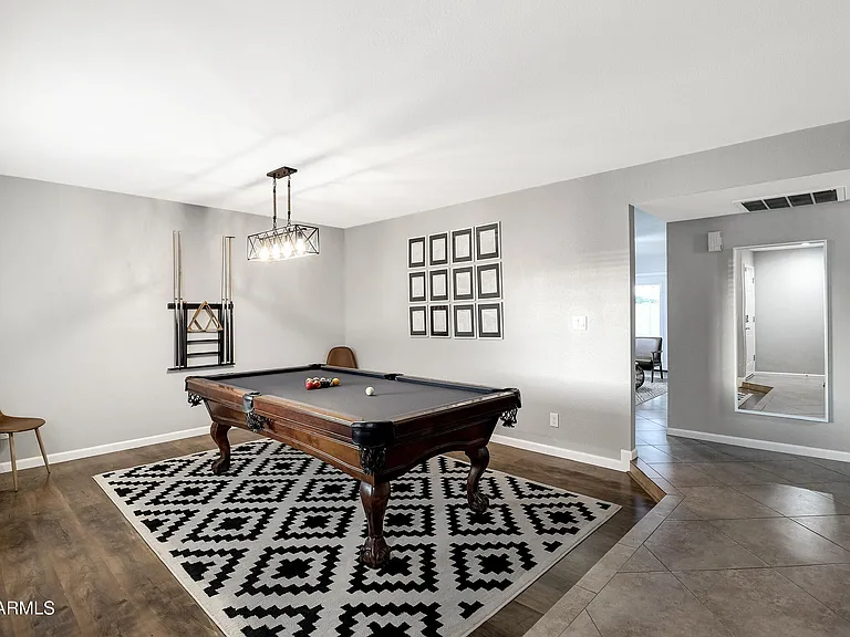 5803 S Kenwood Ln — Photo 2