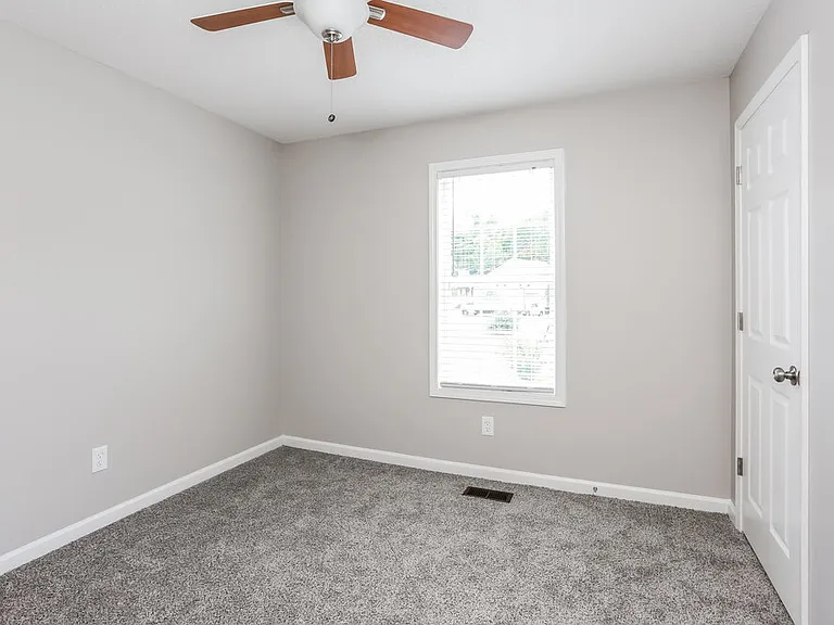 639 Sheffield Ct — Photo 13
