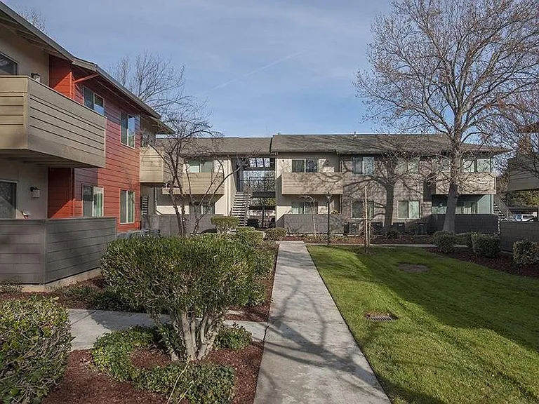 Parkwood Apartments — Photo 19