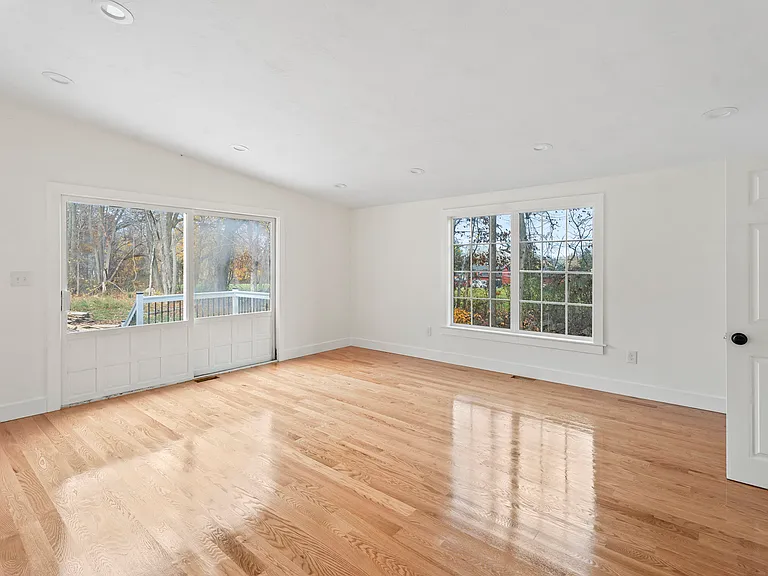 32 Laurel Ln — Photo 5