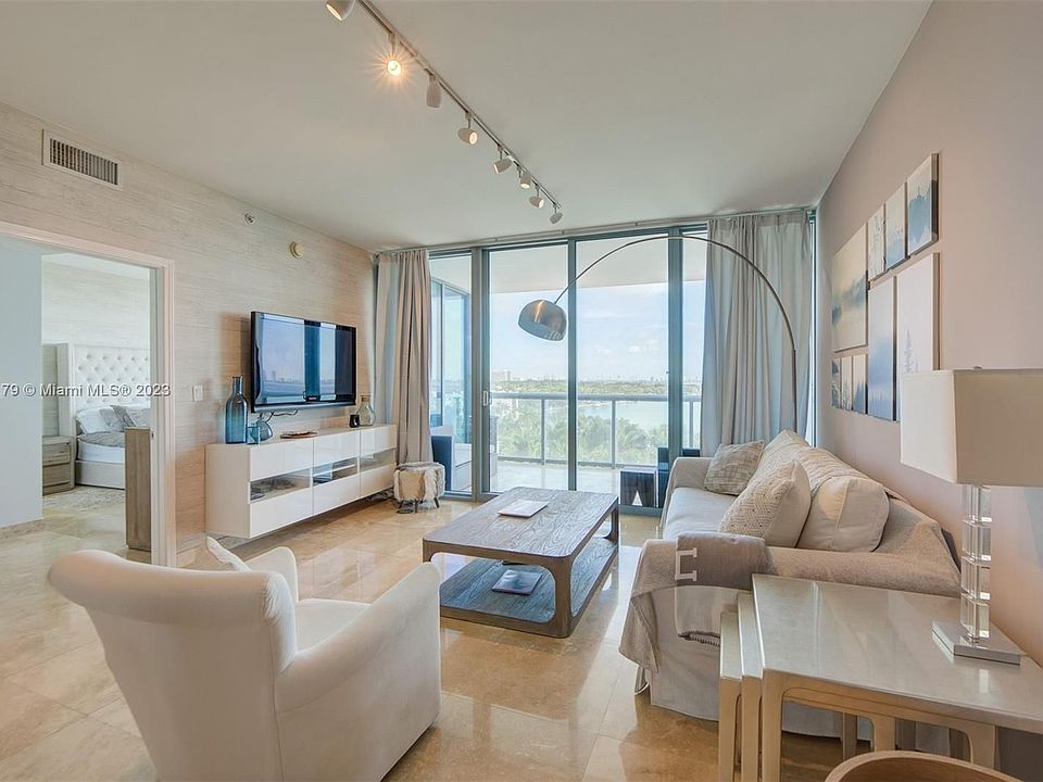 1st image of 601 NE 36th St APT 810