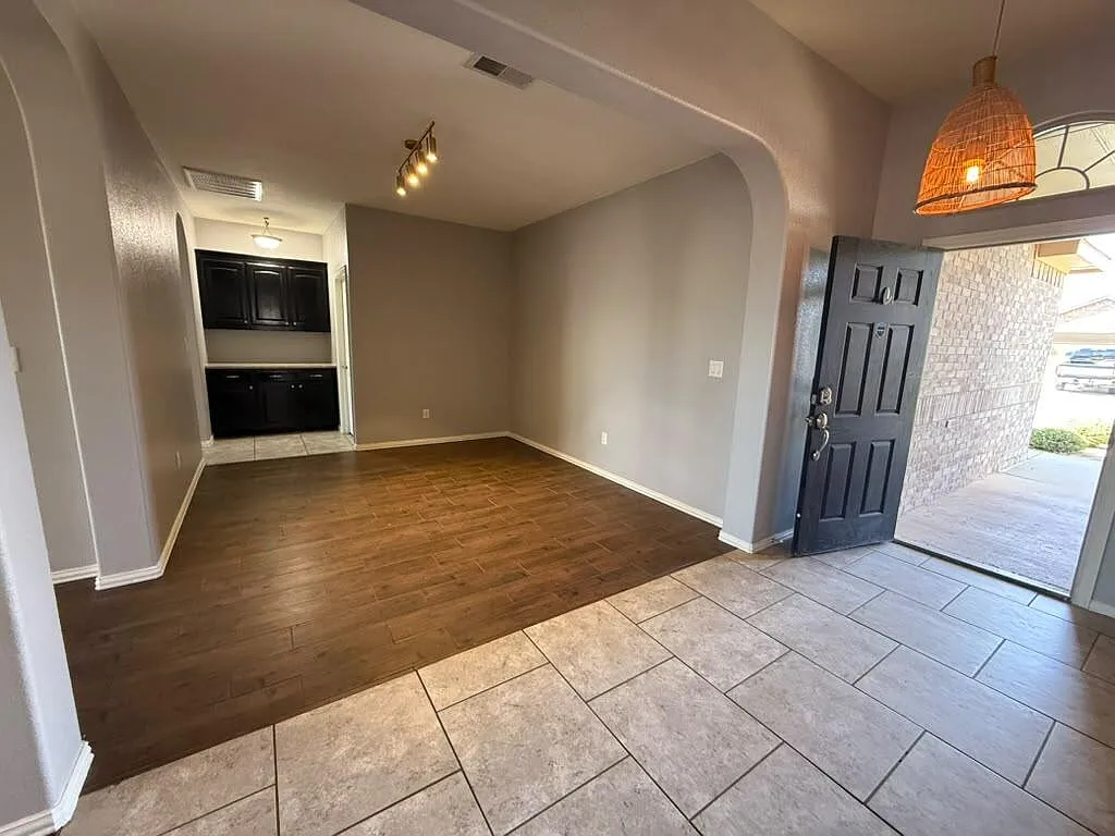 4 bed, 2.0 bath, 2255 sqft, $3,200 — Photo 4