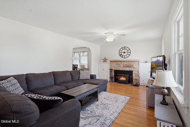 4th image of 8 Center View Drive