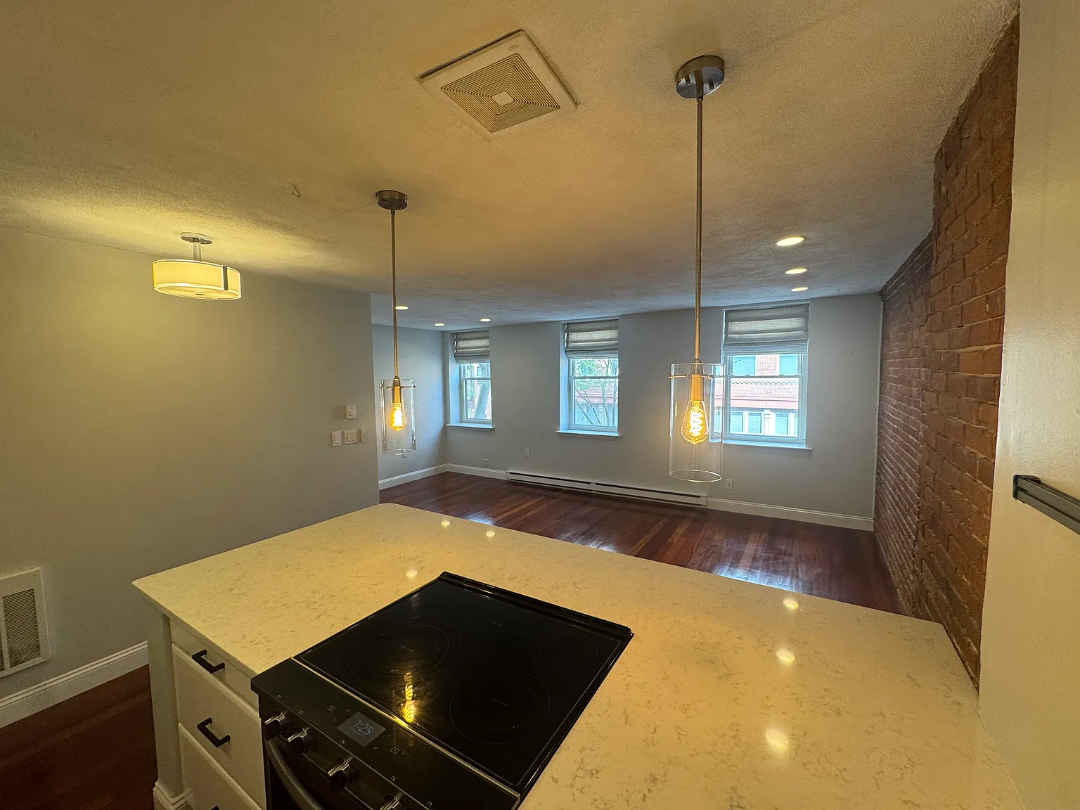 2 bed, 702 sqft, $3,950 — Photo 3