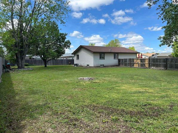 1217 E 28th Ave, Hutchinson, KS 67502
