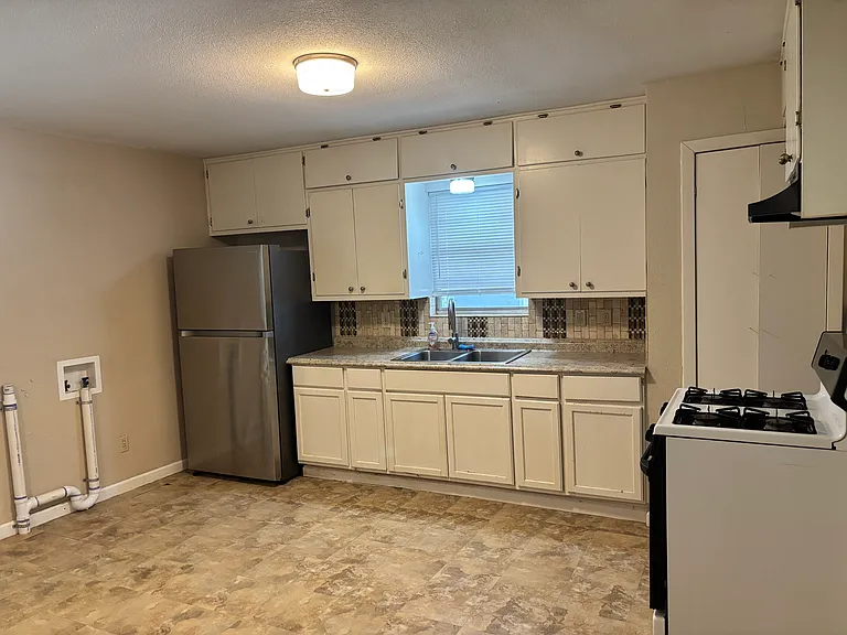 610 W Bullock St — Photo 8