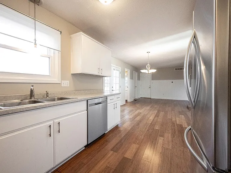 11704 Cameron Dr — Photo 16