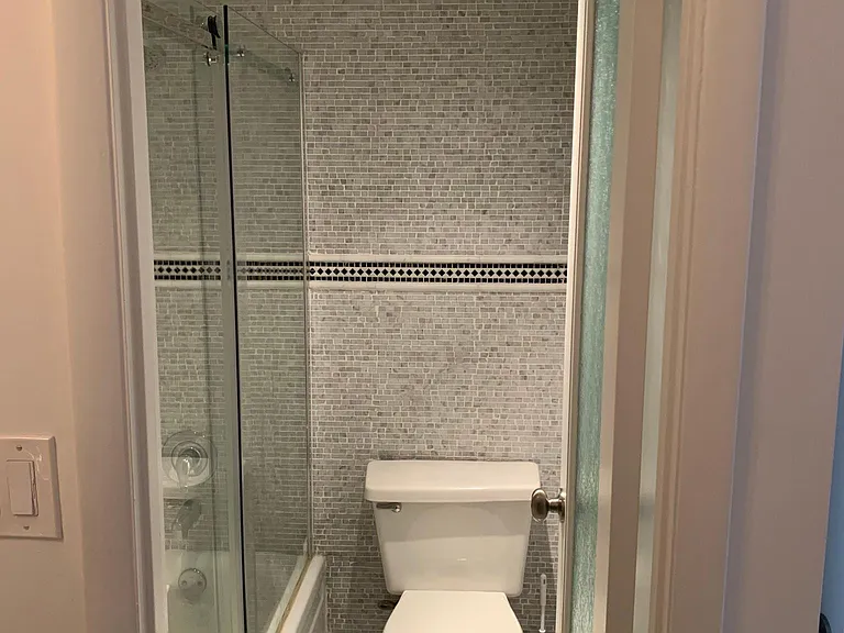 Master bath with tub