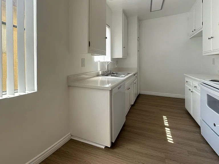 PAR - Park West Apts. — Photo 15