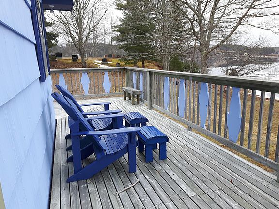 Deck wraps around living room and master bedroom.