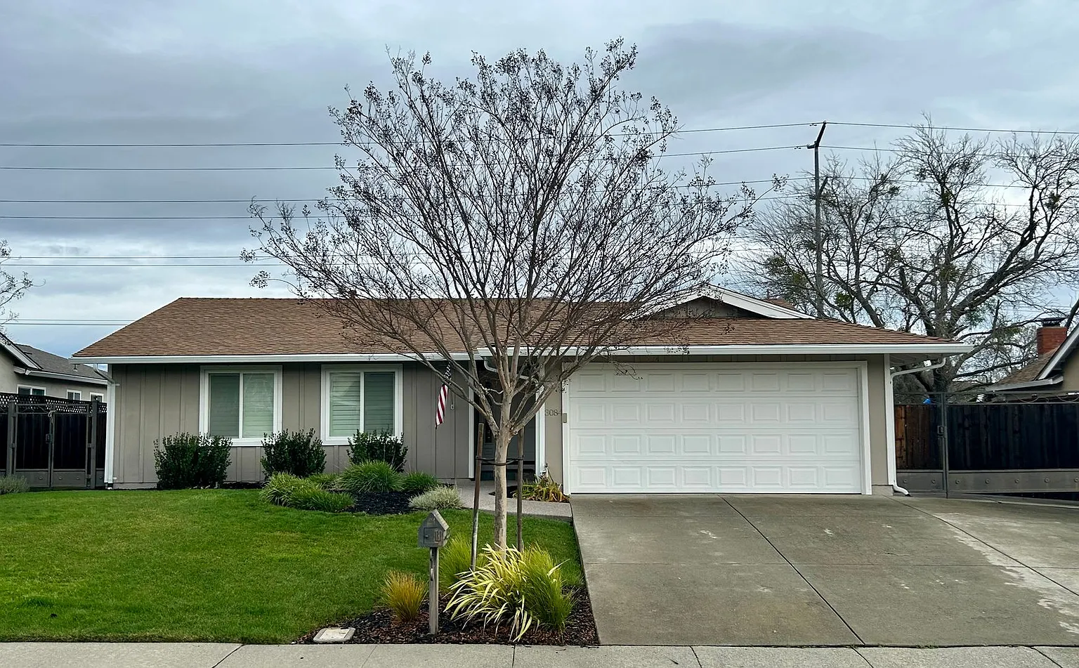 3084 Riviera Way photo 1