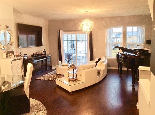 Open living room 9' ceilings