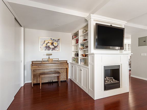 5th image of 208 E Broadway