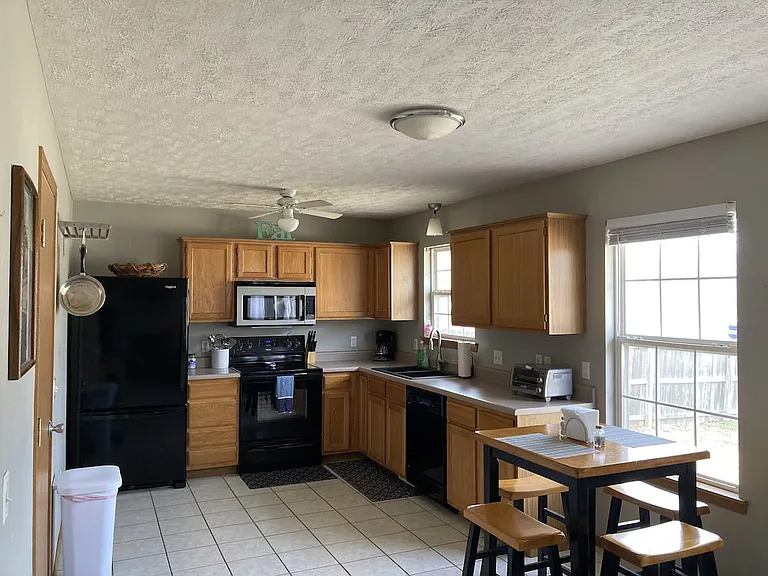 4453 W Portland St — Photo 40