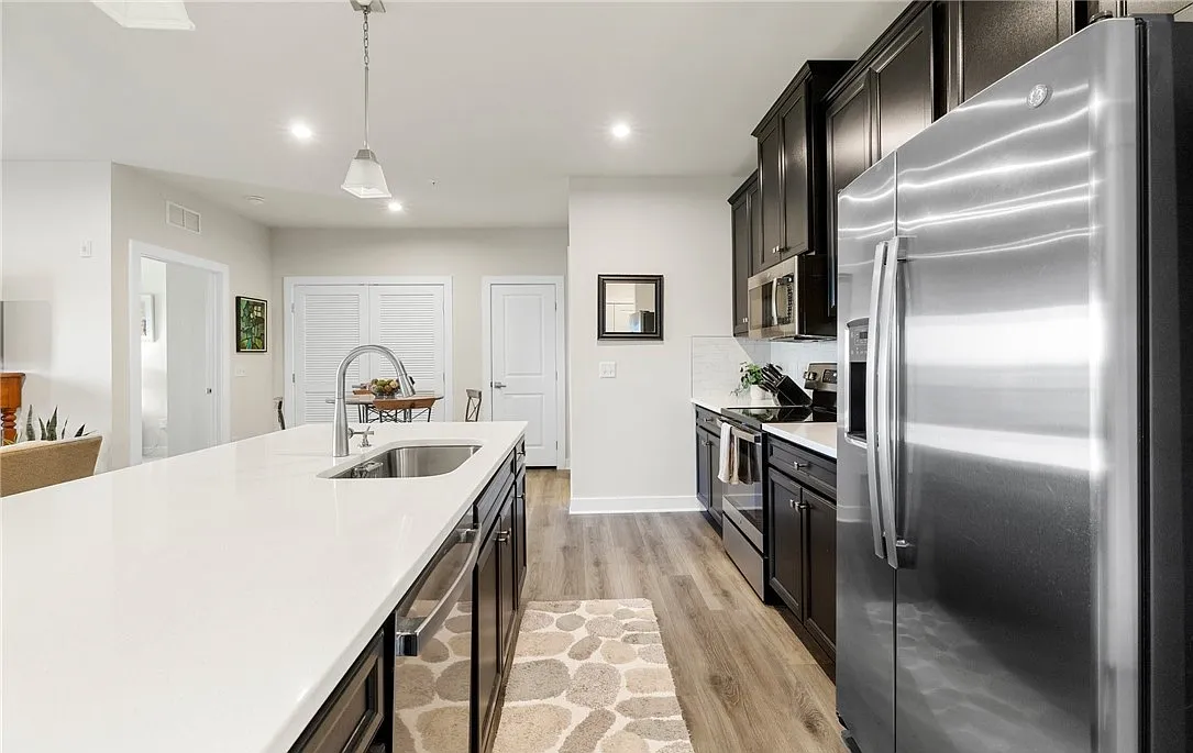 2 bed, 1122 sqft, $2,100 — Photo 3