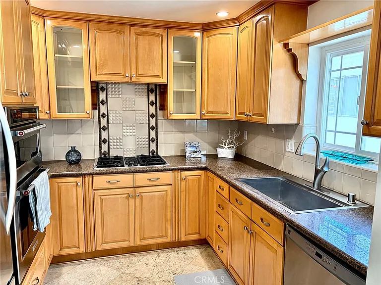 425 S Catalina Ave #4 — Photo 4