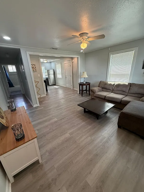 2 bed, 1.0 bath, 760 sqft, $975 — Photo 2