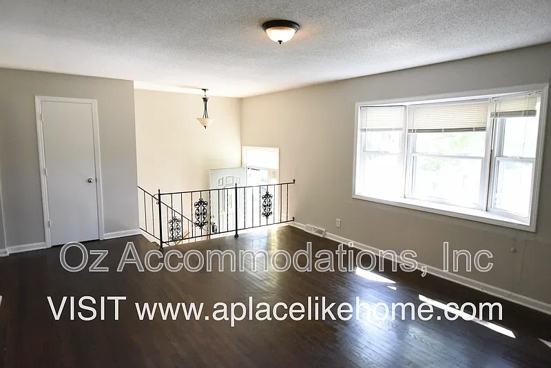 3 bed, 2.5 bath, 1350 sqft, $1,595 — Photo 4