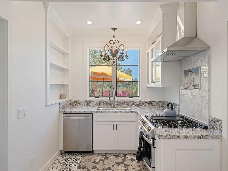 1690 E Valley Rd — Photo 23