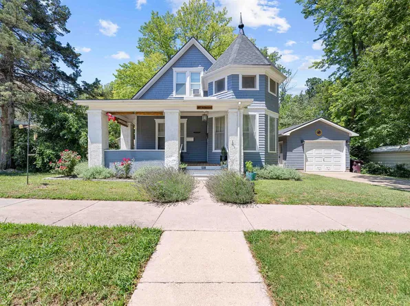 607 N 2nd St, Lindsborg, KS 67456