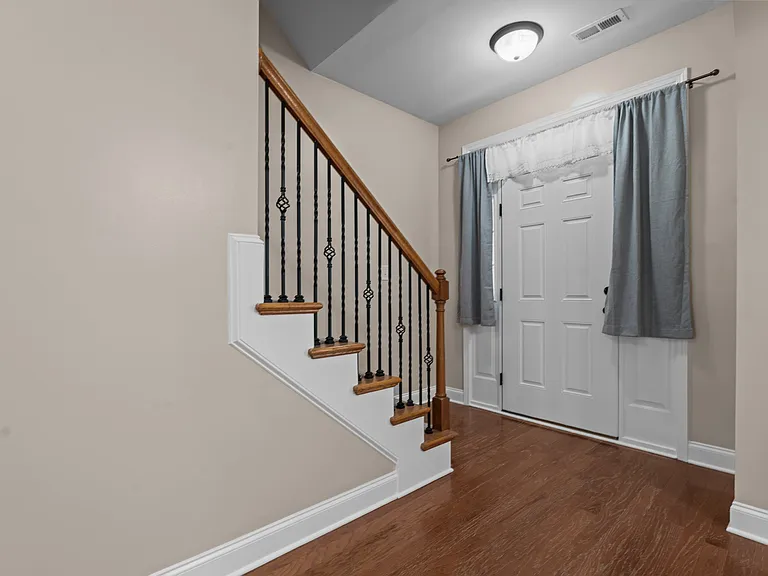 133 Lockwood Dr — Photo 7