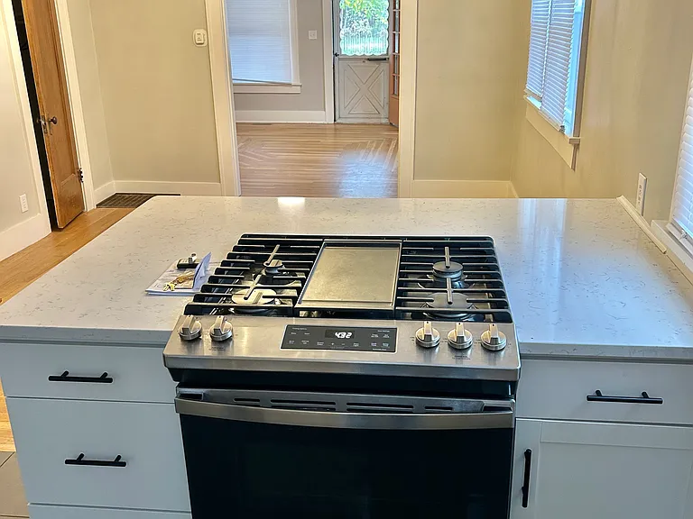 1015 W Franklin Ave — Photo 10