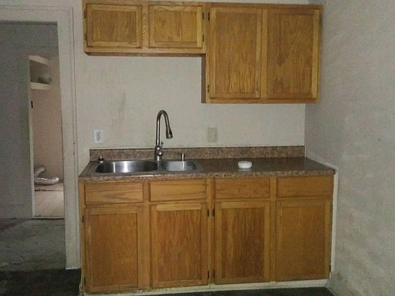 5th image of 1179 N Centennial St