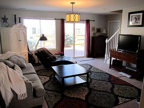 Living Room / Entry