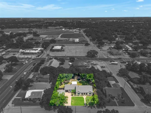 612 W Bluff St, Granbury, TX 76048