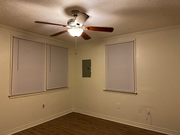 2nd image of 5017 Oak Dr #5017