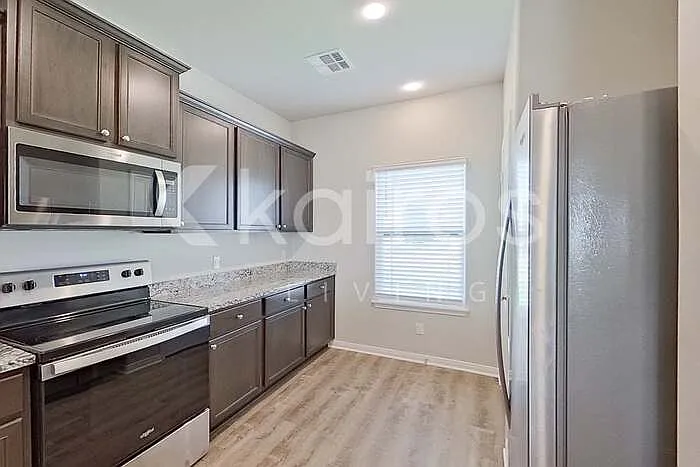 5 bed, 2.5 bath, 2700 sqft, $2,225 — Photo 4