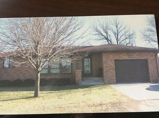 515 4th St S, Winthrop, IA 50682