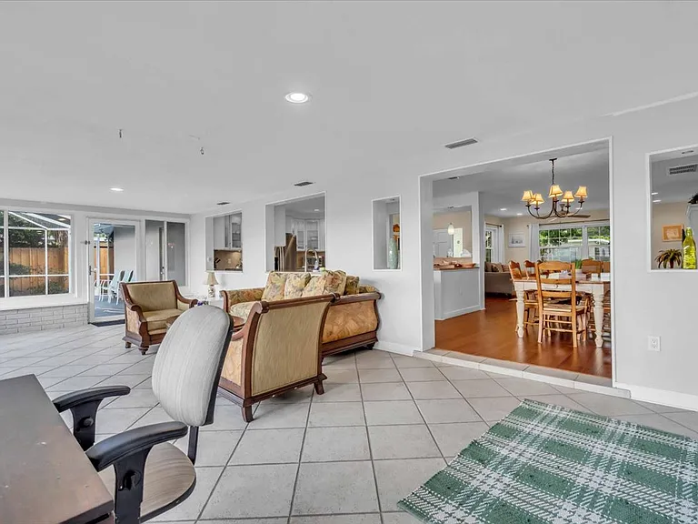 2732 Valencia Dr — Photo 33