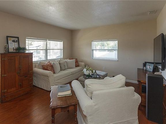 3rd image of 1115 Laurel Ave