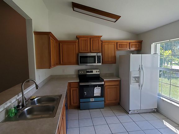 2nd image of 610 Oakwood Pl