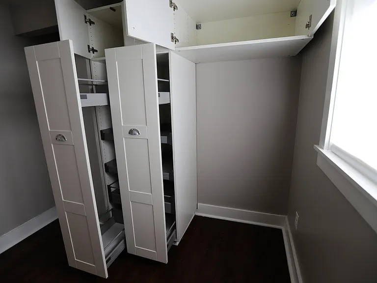 Bed 3 with shelving system open.