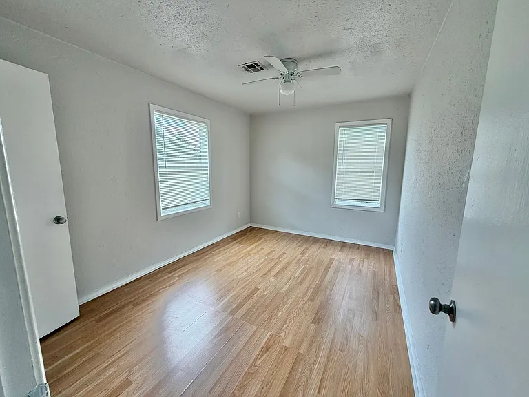 3212 NE 15th St — Photo 8