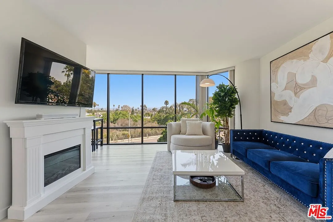 1 bed, 1.0 bath, 708 sqft, $4,250 — Photo 1