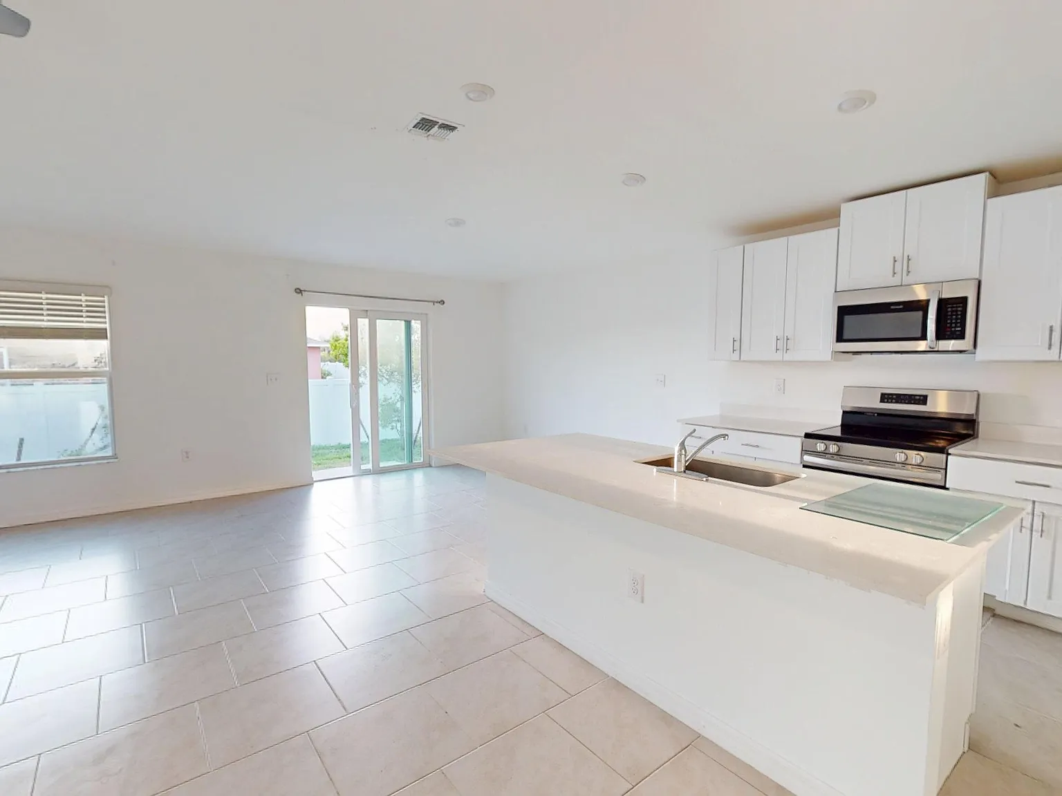 4 bed, 1941 sqft, $2,195 — Photo 3