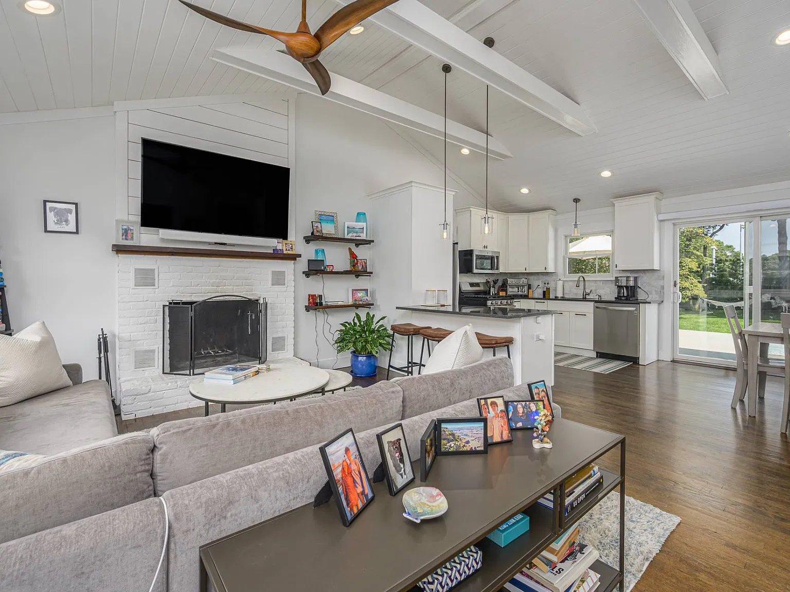 Renovated 2 Bedroom 2 Bathroom Near Town and Beach — Photo 4