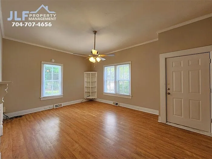 907 S Jackson St — Photo 2